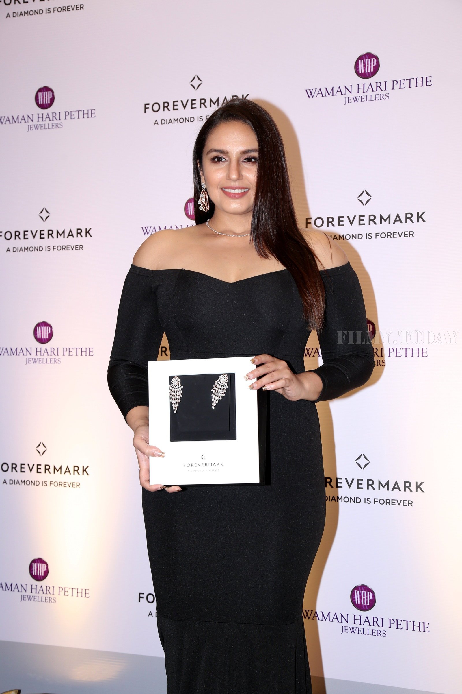 Photos: Huma Qureshi At The Launch Of Waman Hri Pethe Jewellers | Picture 1640865