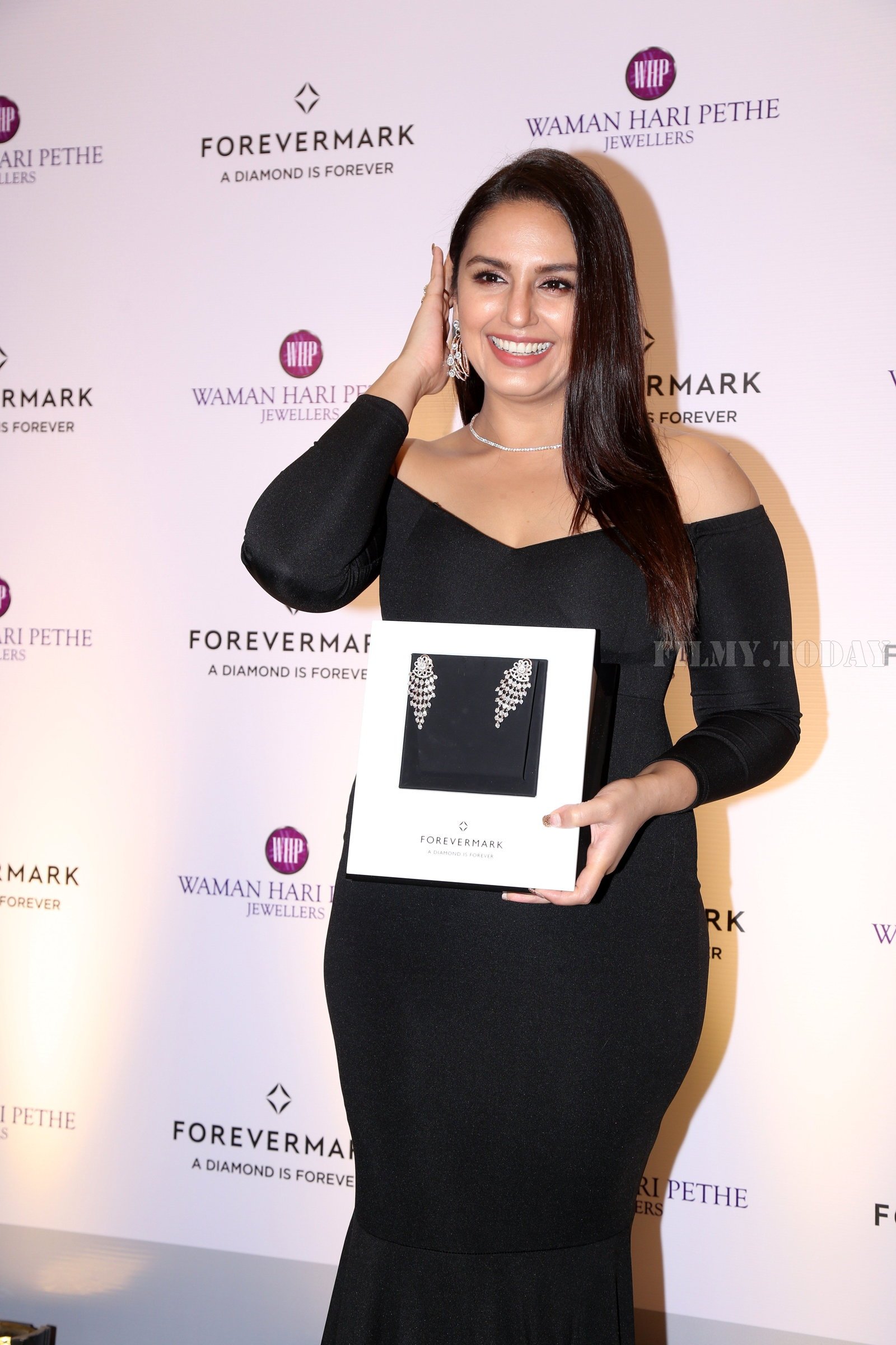 Photos: Huma Qureshi At The Launch Of Waman Hri Pethe Jewellers | Picture 1640864