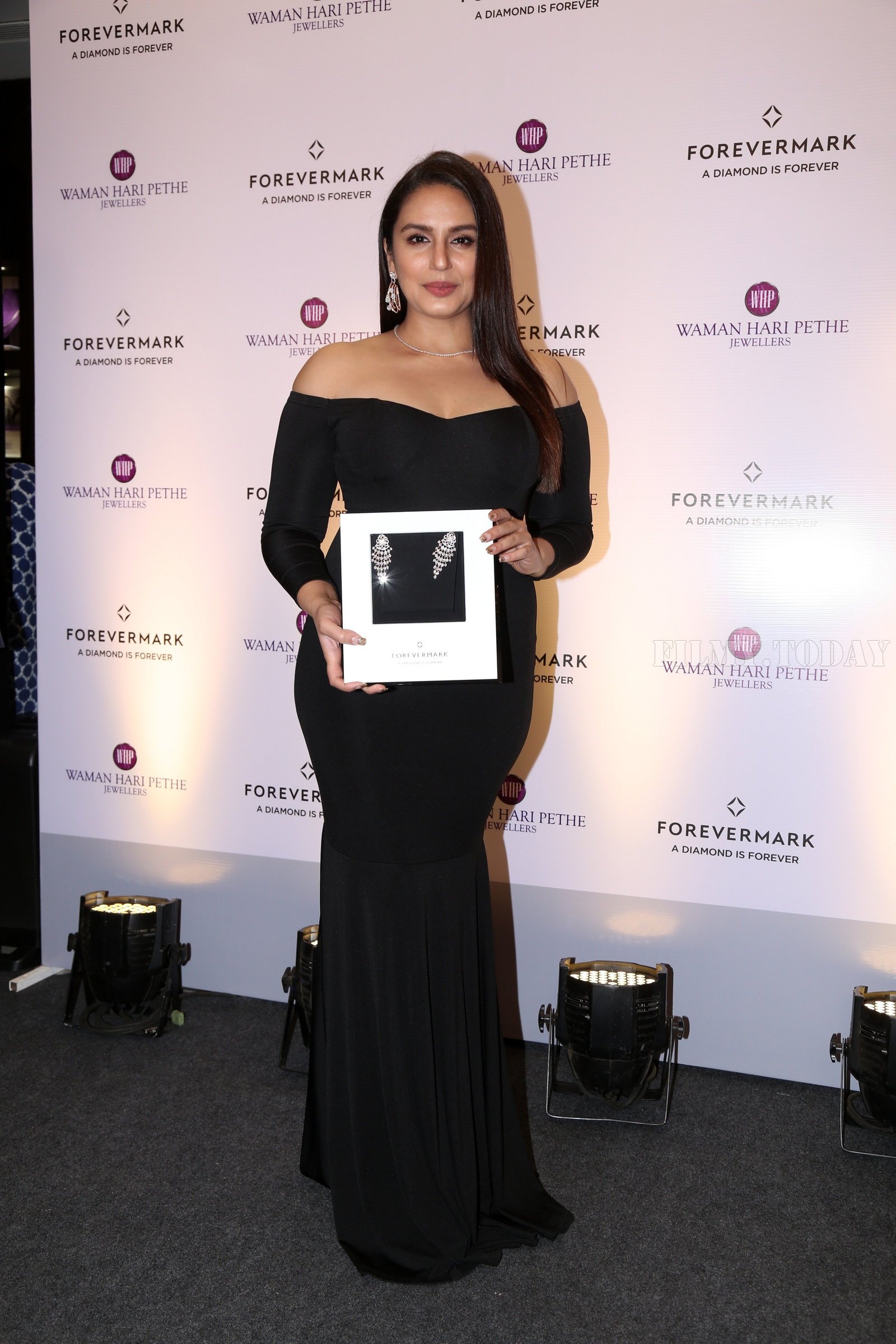 Photos: Huma Qureshi At The Launch Of Waman Hri Pethe Jewellers | Picture 1640870