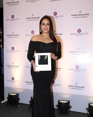 Photos: Huma Qureshi At The Launch Of Waman Hri Pethe Jewellers | Picture 1640863