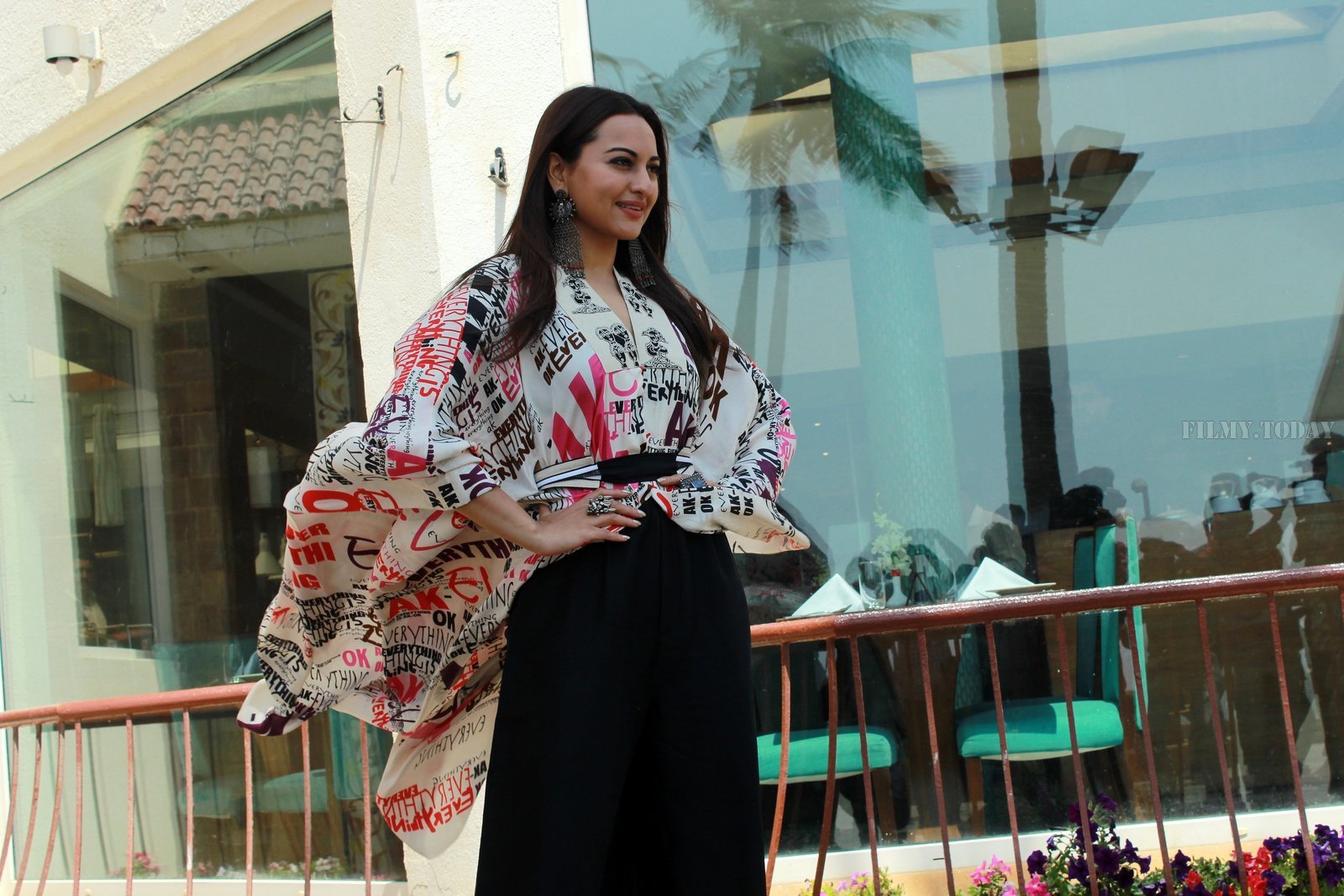 Sonakshi Sinha - Photos: Kalank Team Spotted at Sun-n-Sand | Picture 1641968