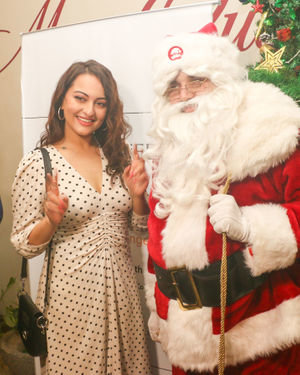 Photos: Sonakshi Sinha During Christmas Celebration With Angel Express Foundation | Picture 1710380