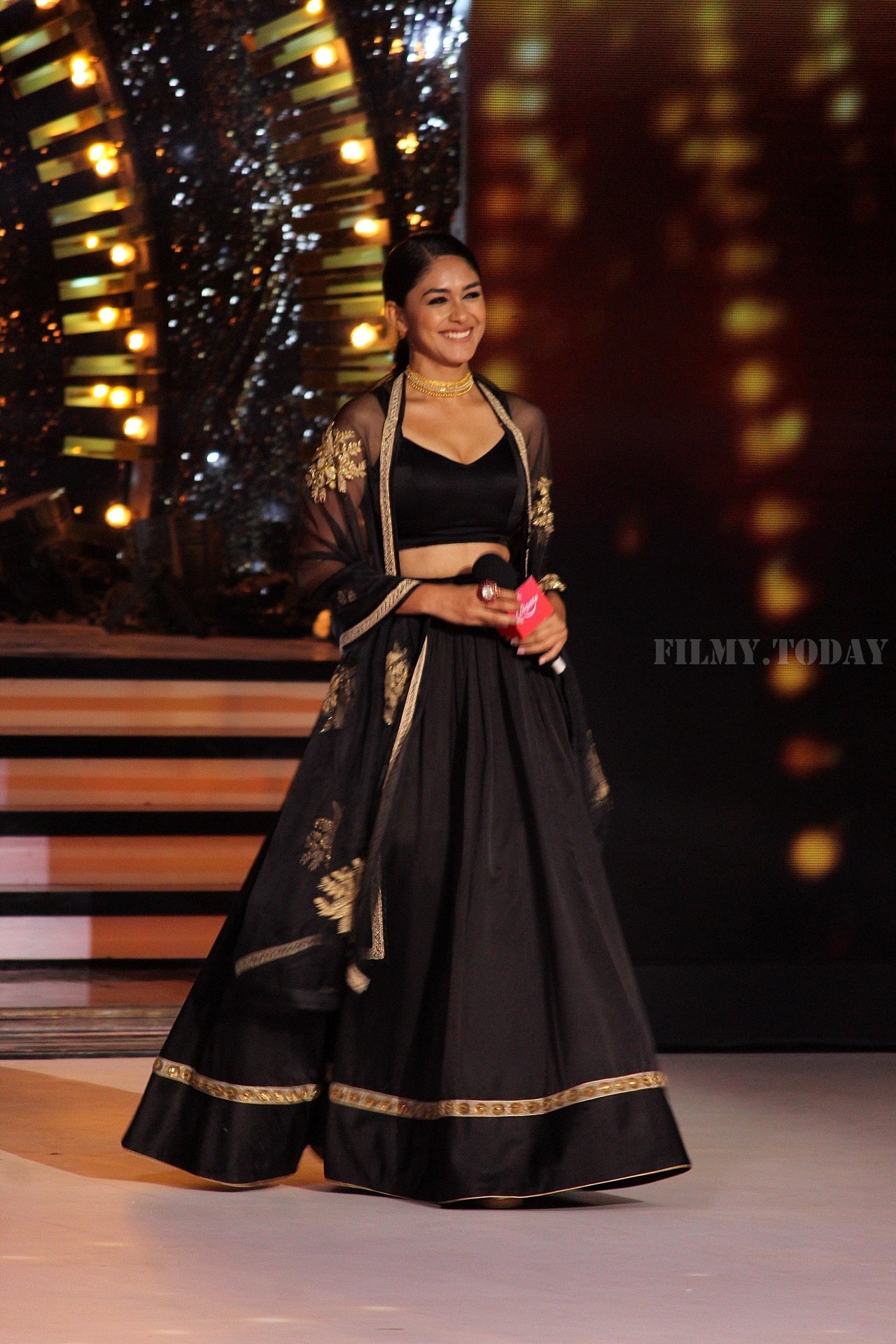 Mrunal Thakur - Photos: Promotion Of Film Super 30 On The Sets Of Colors Dance Deewane In Filmcity | Picture 1659771