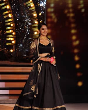 Mrunal Thakur - Photos: Promotion Of Film Super 30 On The Sets Of Colors Dance Deewane In Filmcity | Picture 1659771