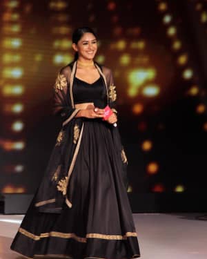 Mrunal Thakur - Photos: Promotion Of Film Super 30 On The Sets Of Colors Dance Deewane In Filmcity | Picture 1659770