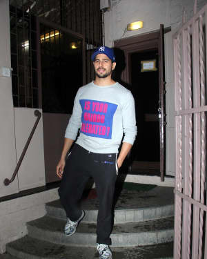 Photos: Sidharth Malhotra Spotted At A Dubbing Studio In Bandra | Picture 1660520