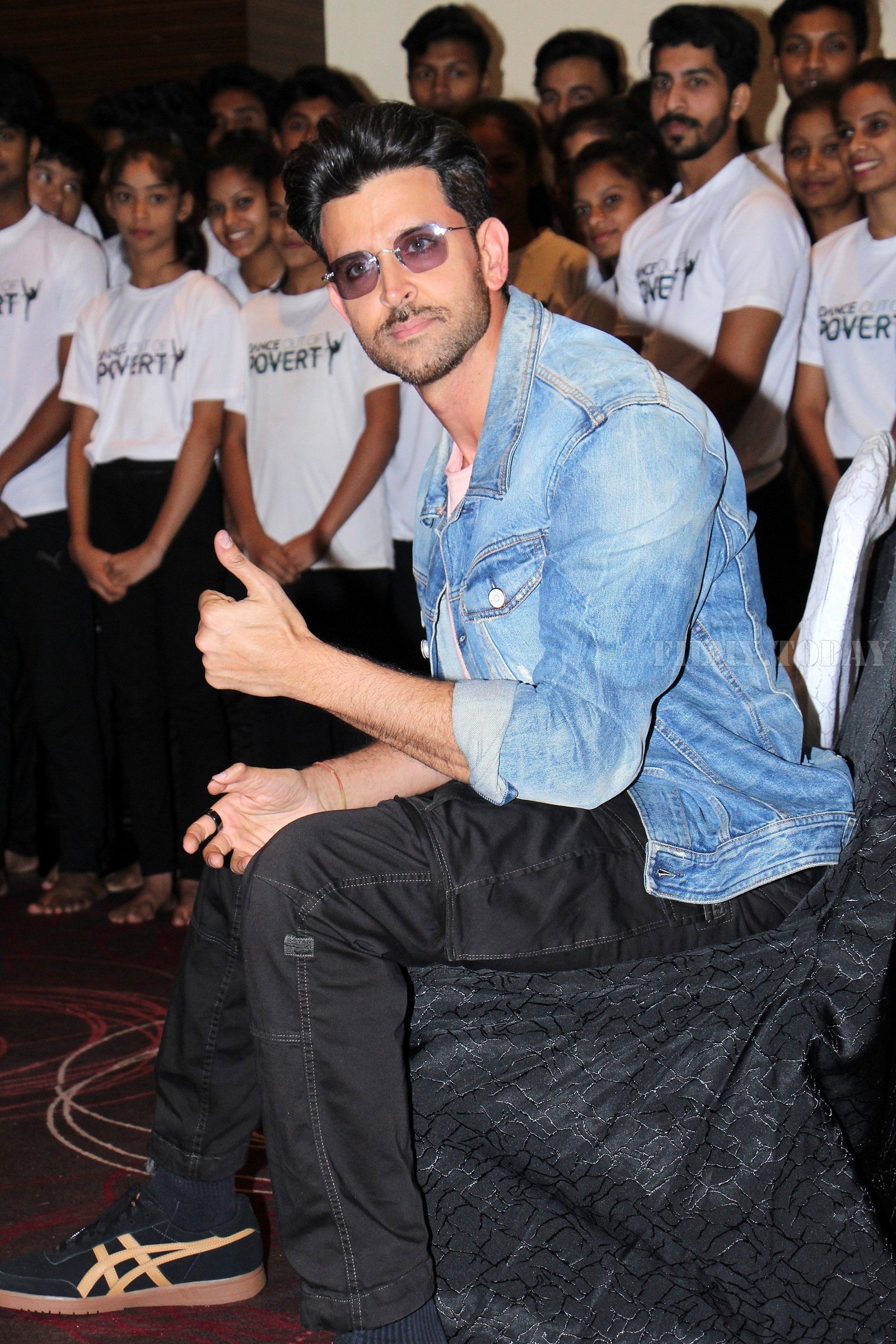 Hrithik Roshan - Photos: Super 30 Team Fulfils The Wish Of Poverty Kids To Dance With Hrithik | Picture 1661683