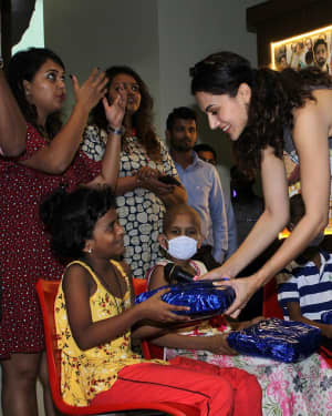 Photos: Taapsee Pannu Visits Big Fm For Meet And Greet With Children Battling Cancer | Picture 1663500