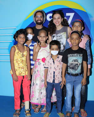 Photos: Taapsee Pannu Visits Big Fm For Meet And Greet With Children Battling Cancer | Picture 1663504