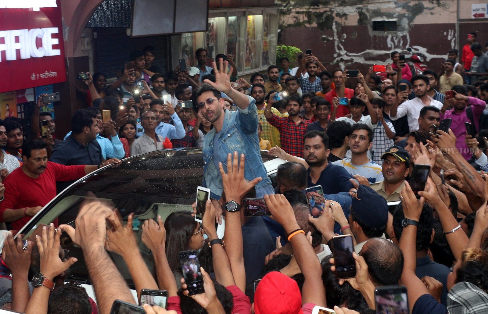 Photos: Hrithik Roshan Visits Gaiety To Meet The Fans | Picture 1663903