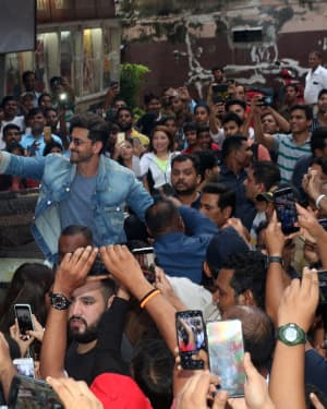 Photos: Hrithik Roshan Visits Gaiety To Meet The Fans | Picture 1663902