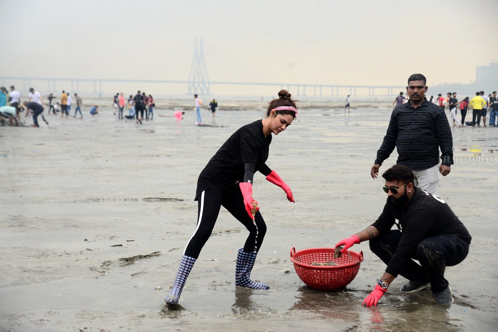 Photos: Celebs At Beach Clean-up Event At Shivaji Park | Picture 1667372
