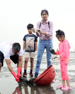 Photos: Celebs At Beach Clean-up Event At Shivaji Park | Picture 1667373