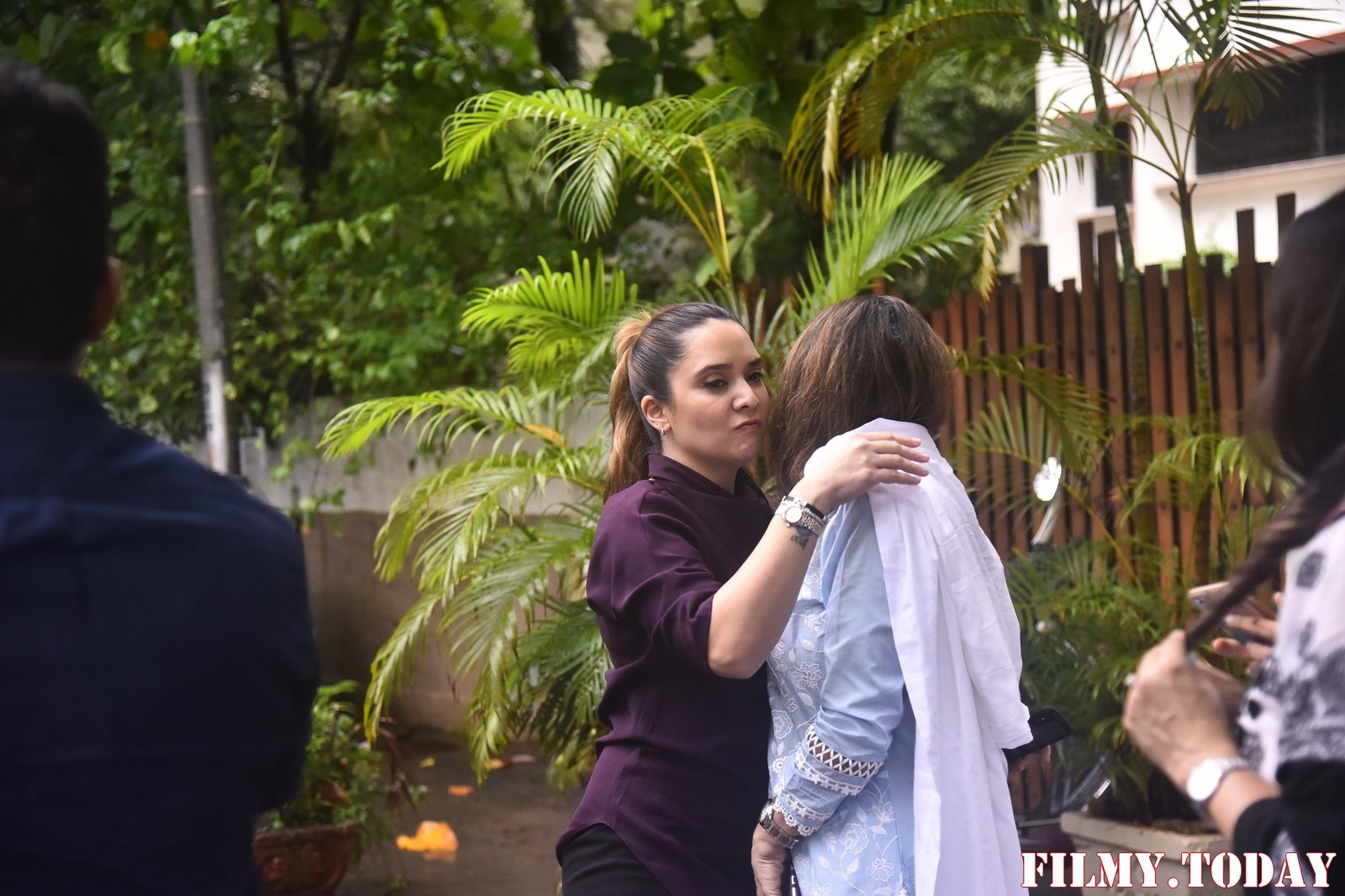 Photos: Bollywood Celebs Pay Last Respects To Areef Patel At His House | Picture 1670670