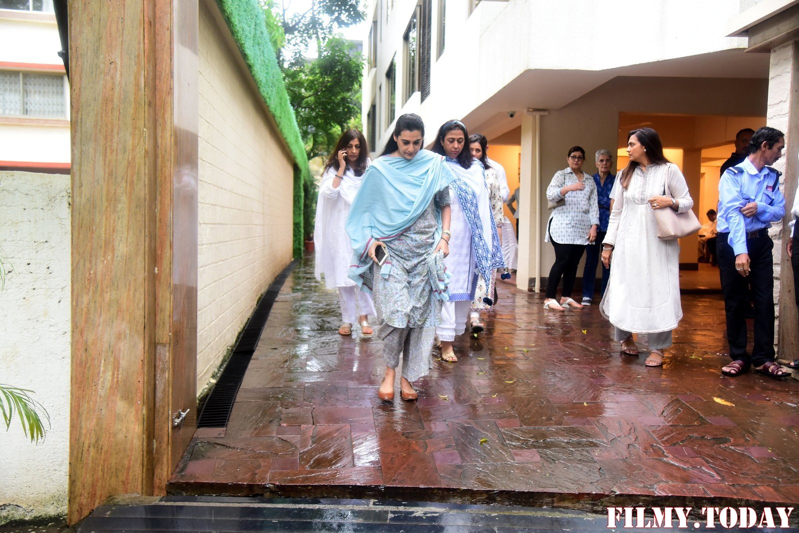 Photos: Bollywood Celebs Pay Last Respects To Areef Patel At His House | Picture 1670647