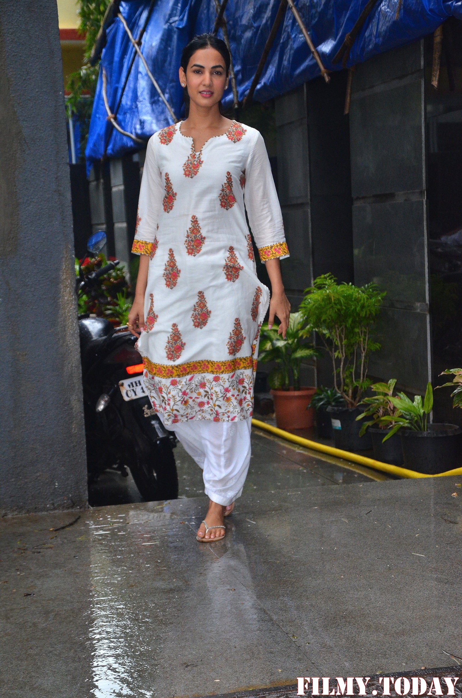 Photos: Sonal Chauhan Spotted At Mukesh Chabra's Office In Juhu | Picture 1670377