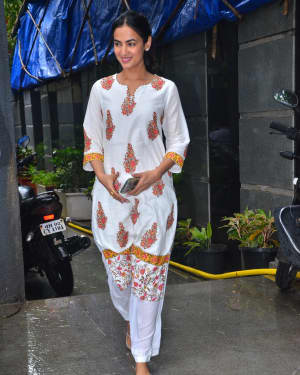 Photos: Sonal Chauhan Spotted At Mukesh Chabra's Office In Juhu | Picture 1670375