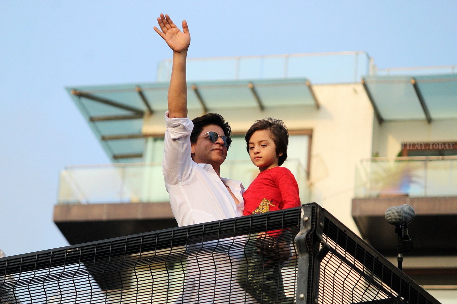 Photos: Shahrukh Khan Wishes Eid Mubarak To Fans Outisde Mannat | Picture 1652491