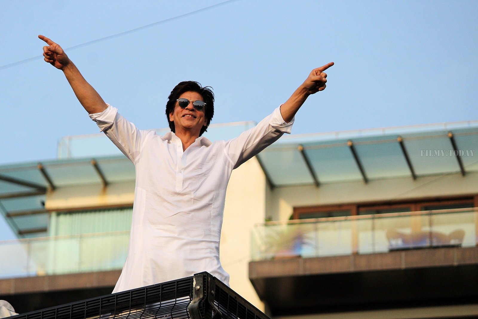 Photos: Shahrukh Khan Wishes Eid Mubarak To Fans Outisde Mannat | Picture 1652497