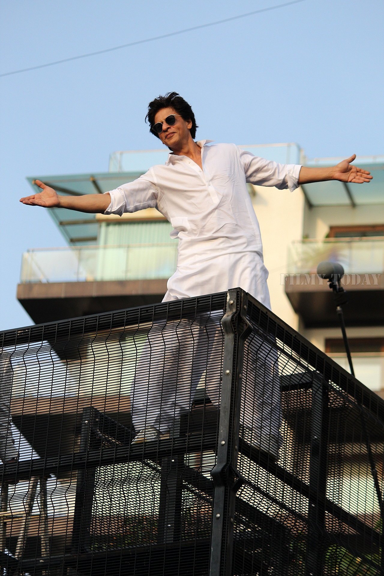 Photos: Shahrukh Khan Wishes Eid Mubarak To Fans Outisde Mannat | Picture 1652490