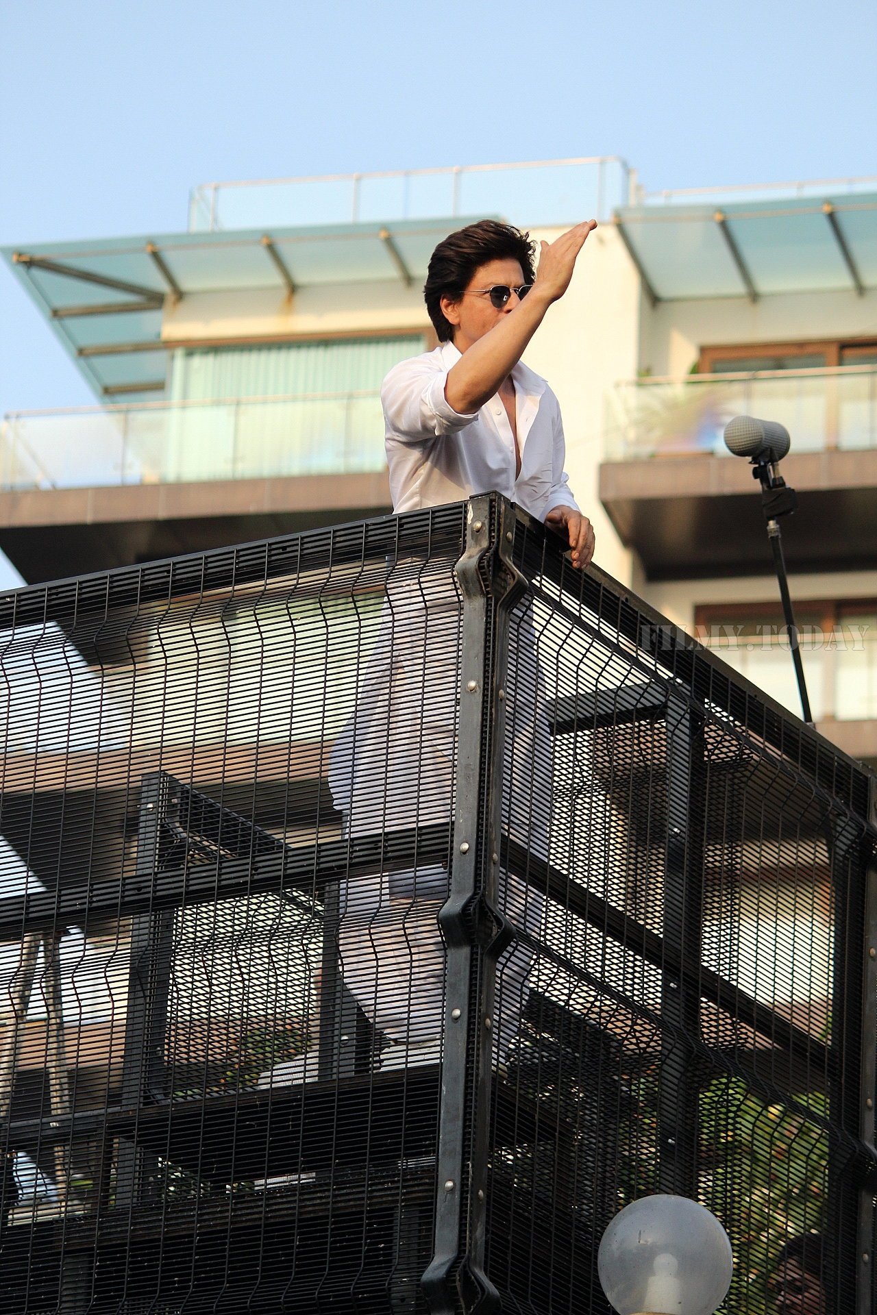 Photos: Shahrukh Khan Wishes Eid Mubarak To Fans Outisde Mannat | Picture 1652486