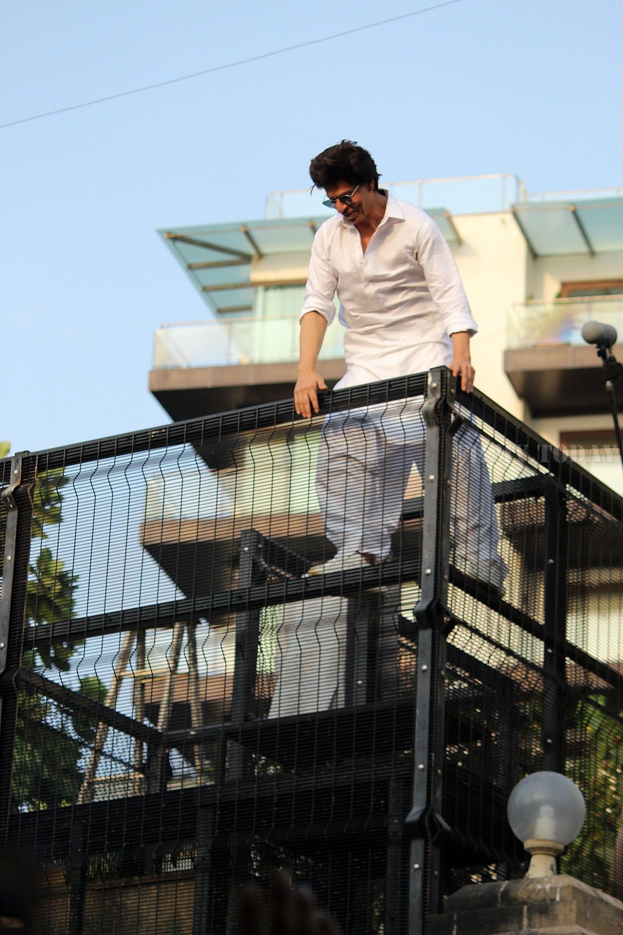 Photos: Shahrukh Khan Wishes Eid Mubarak To Fans Outisde Mannat | Picture 1652488