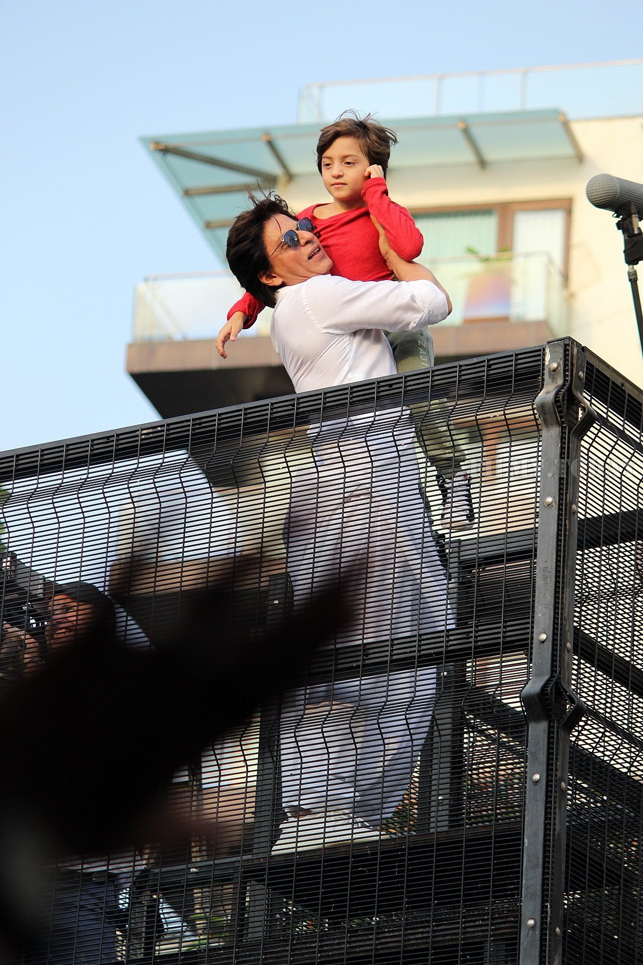 Photos: Shahrukh Khan Wishes Eid Mubarak To Fans Outisde Mannat | Picture 1652493