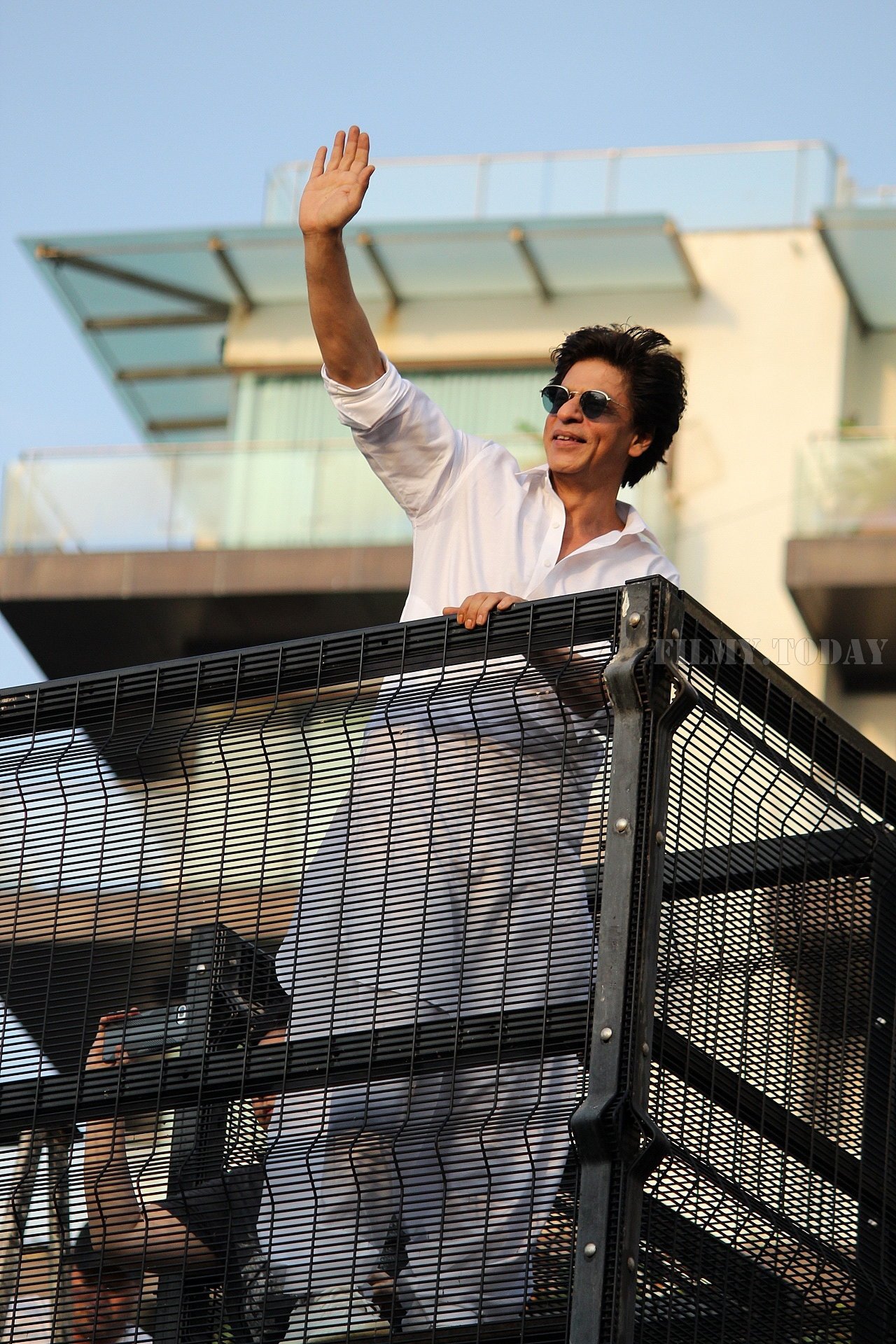 Photos: Shahrukh Khan Wishes Eid Mubarak To Fans Outisde Mannat | Picture 1652479