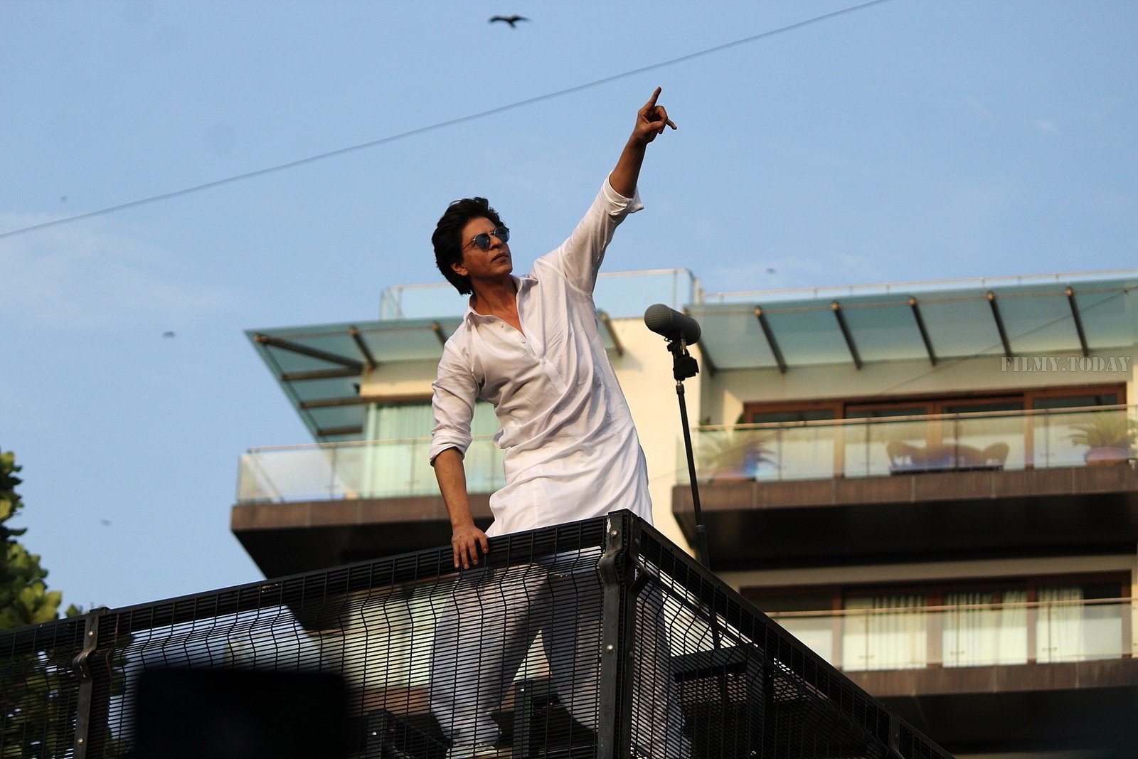 Photos: Shahrukh Khan Wishes Eid Mubarak To Fans Outisde Mannat | Picture 1652466