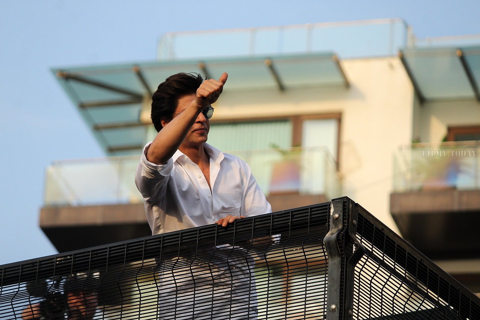 Photos: Shahrukh Khan Wishes Eid Mubarak To Fans Outisde Mannat | Picture 1652471