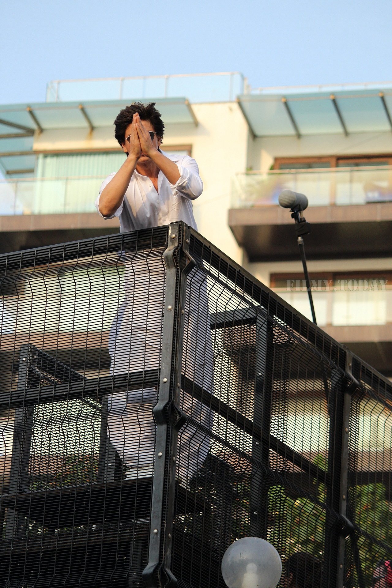 Photos: Shahrukh Khan Wishes Eid Mubarak To Fans Outisde Mannat | Picture 1652483