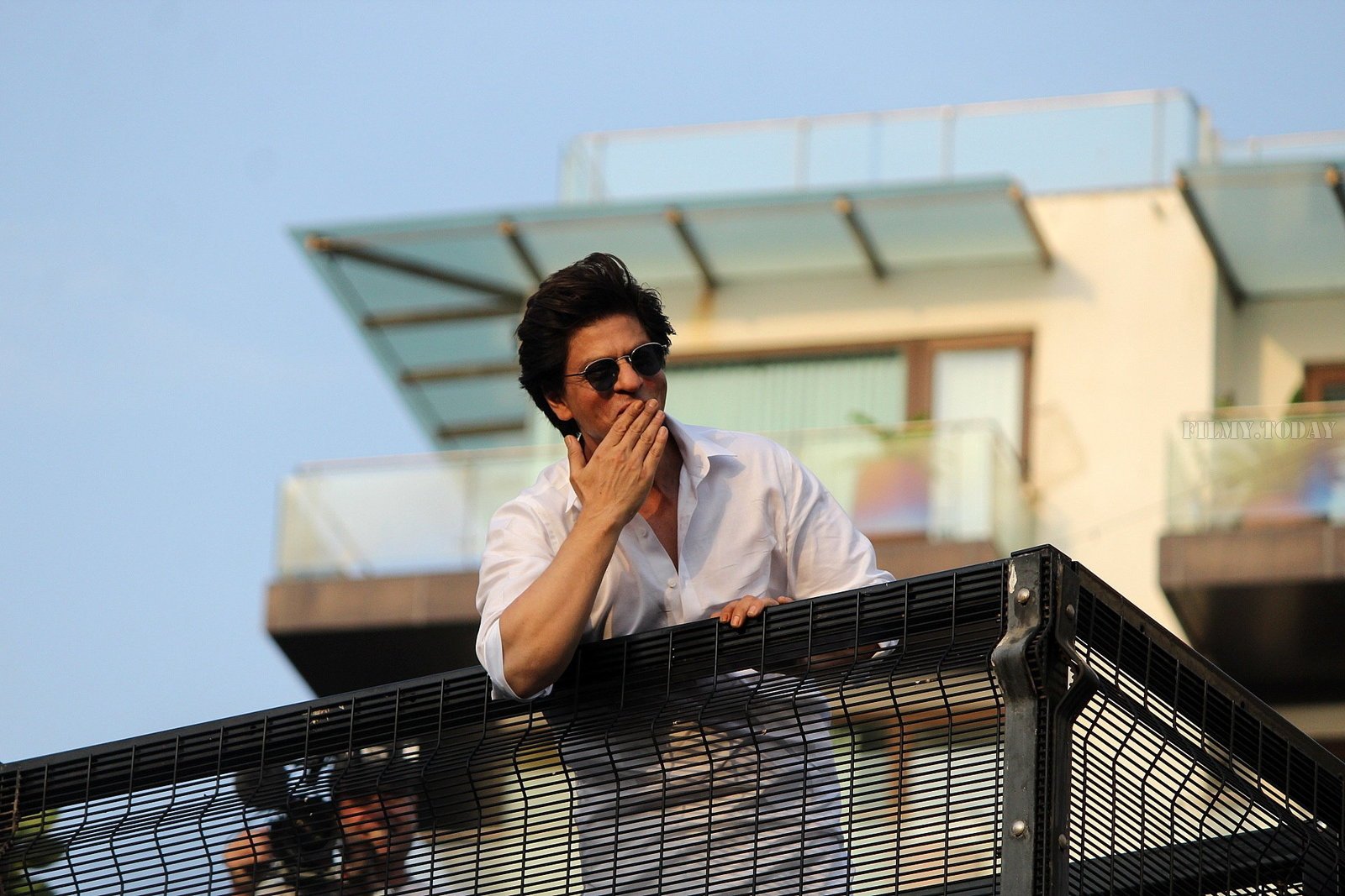 Photos: Shahrukh Khan Wishes Eid Mubarak To Fans Outisde Mannat | Picture 1652472