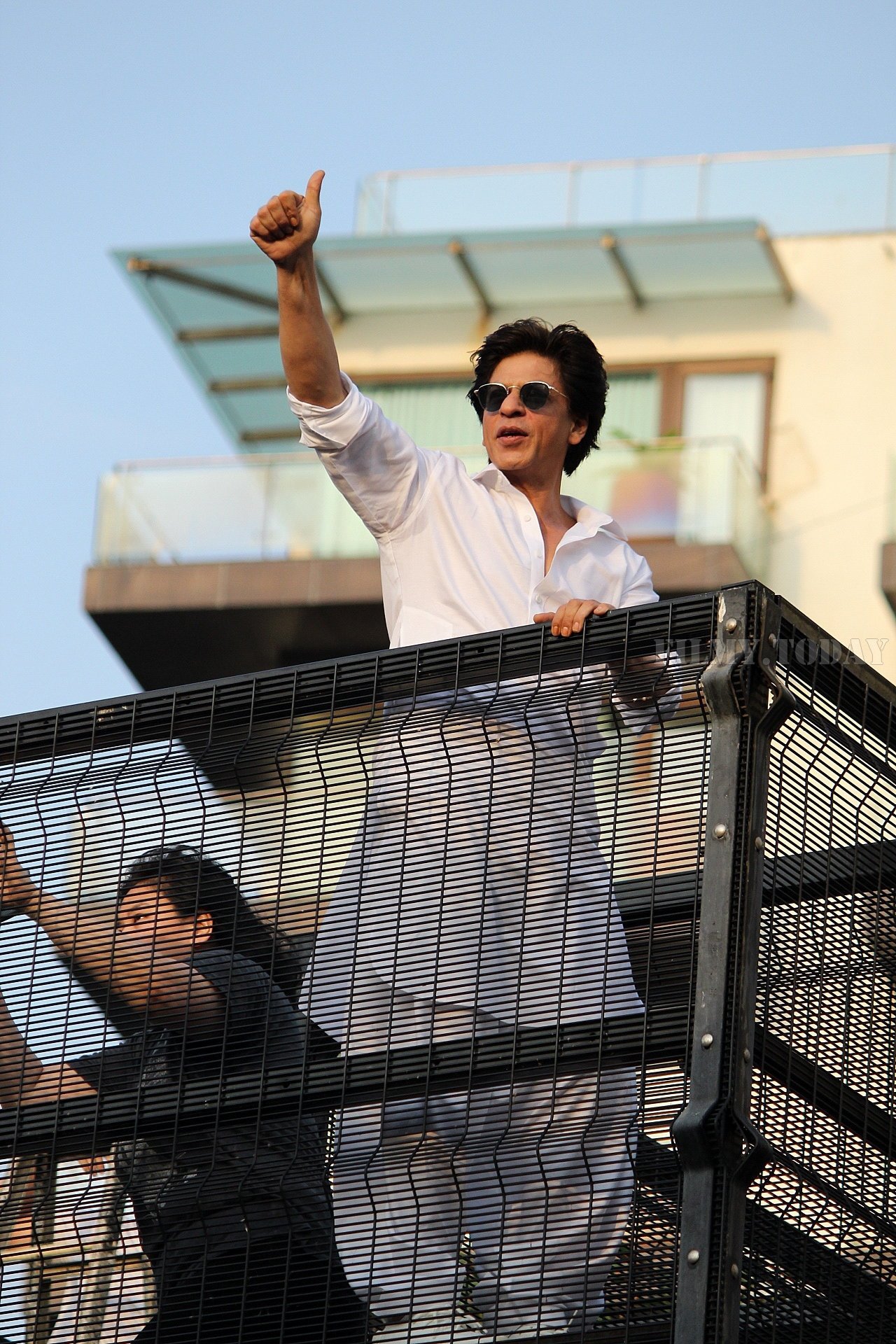 Photos: Shahrukh Khan Wishes Eid Mubarak To Fans Outisde Mannat | Picture 1652478