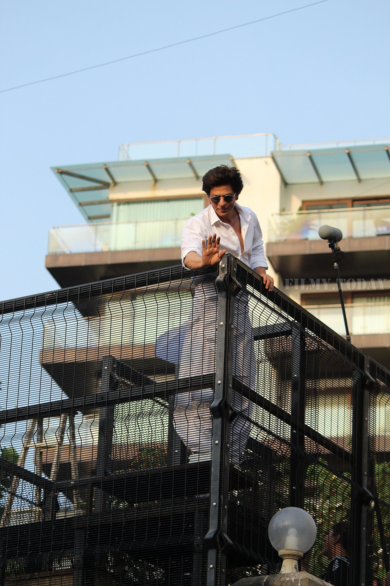 Photos: Shahrukh Khan Wishes Eid Mubarak To Fans Outisde Mannat | Picture 1652487