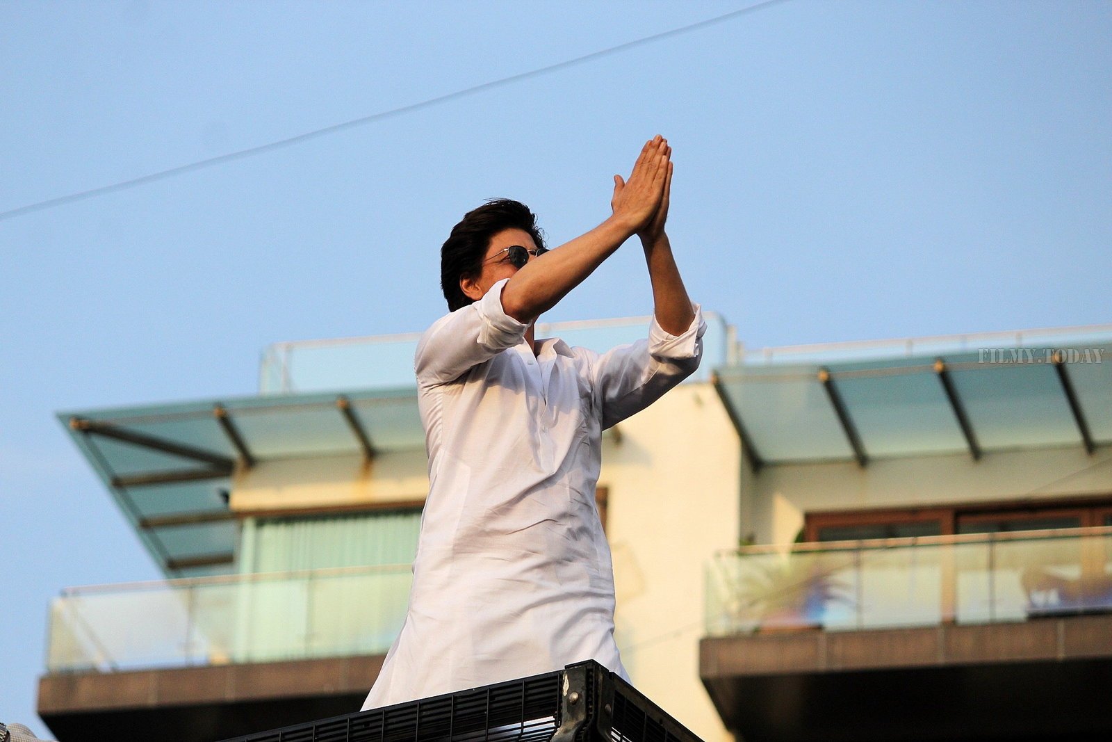 Photos: Shahrukh Khan Wishes Eid Mubarak To Fans Outisde Mannat | Picture 1652467