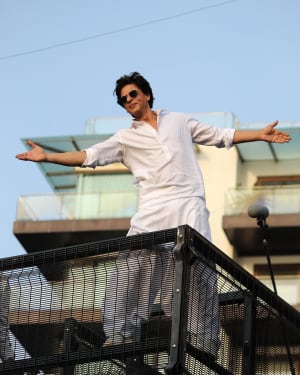 Photos: Shahrukh Khan Wishes Eid Mubarak To Fans Outisde Mannat | Picture 1652490