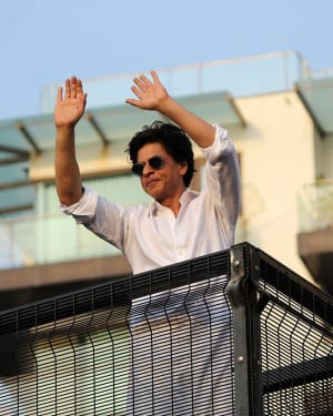 Photos: Shahrukh Khan Wishes Eid Mubarak To Fans Outisde Mannat | Picture 1652475