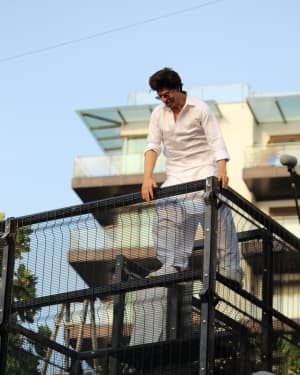 Photos: Shahrukh Khan Wishes Eid Mubarak To Fans Outisde Mannat | Picture 1652488