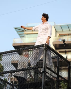 Photos: Shahrukh Khan Wishes Eid Mubarak To Fans Outisde Mannat | Picture 1652489