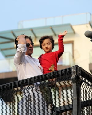 Photos: Shahrukh Khan Wishes Eid Mubarak To Fans Outisde Mannat | Picture 1652494