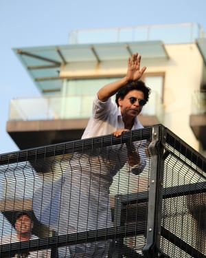 Photos: Shahrukh Khan Wishes Eid Mubarak To Fans Outisde Mannat | Picture 1652476