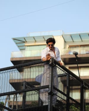 Photos: Shahrukh Khan Wishes Eid Mubarak To Fans Outisde Mannat | Picture 1652487