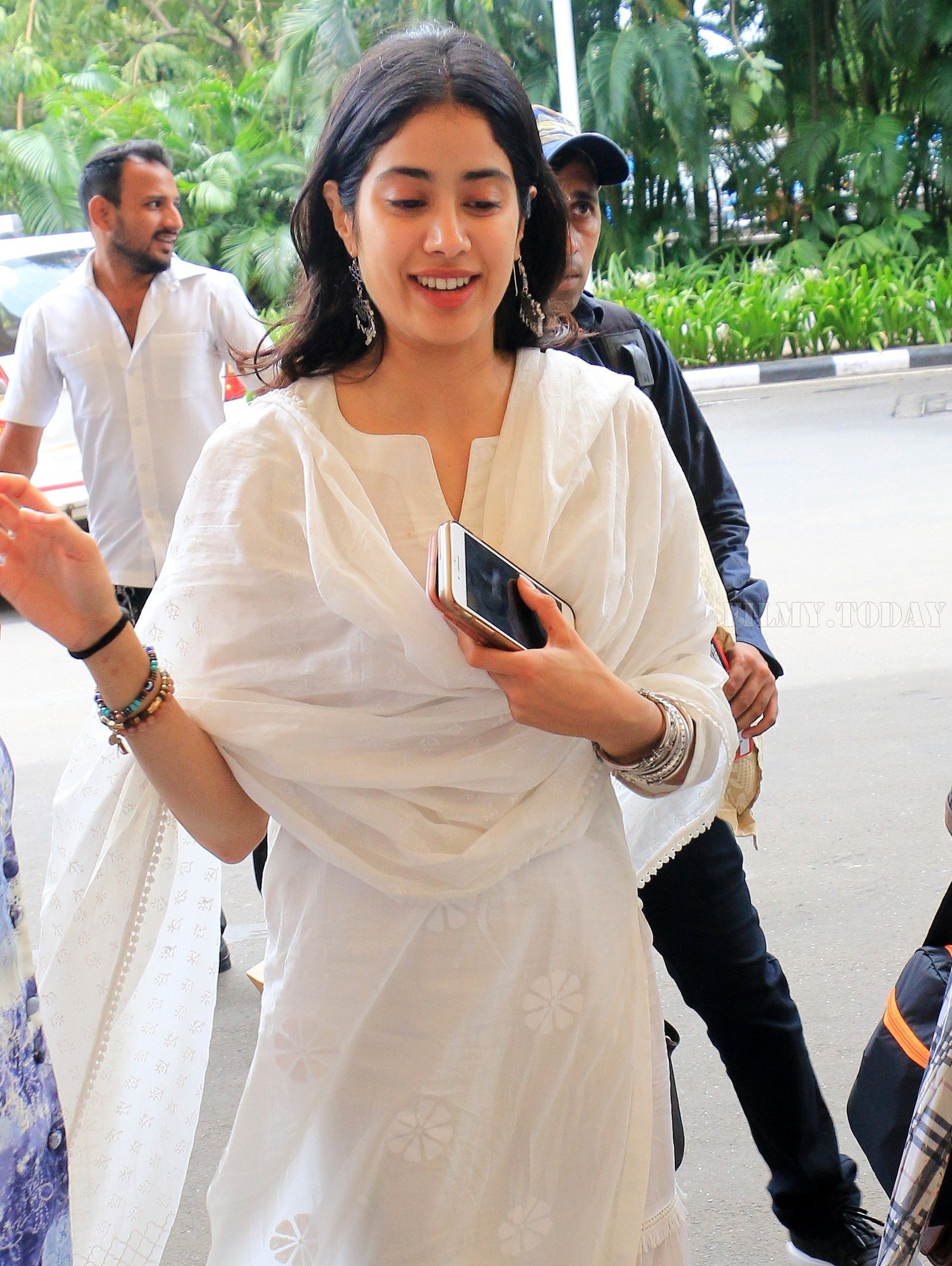 Janhvi Kapoor - Photos: Celebs Spotted At Airport In Santacruz | Picture 1654889