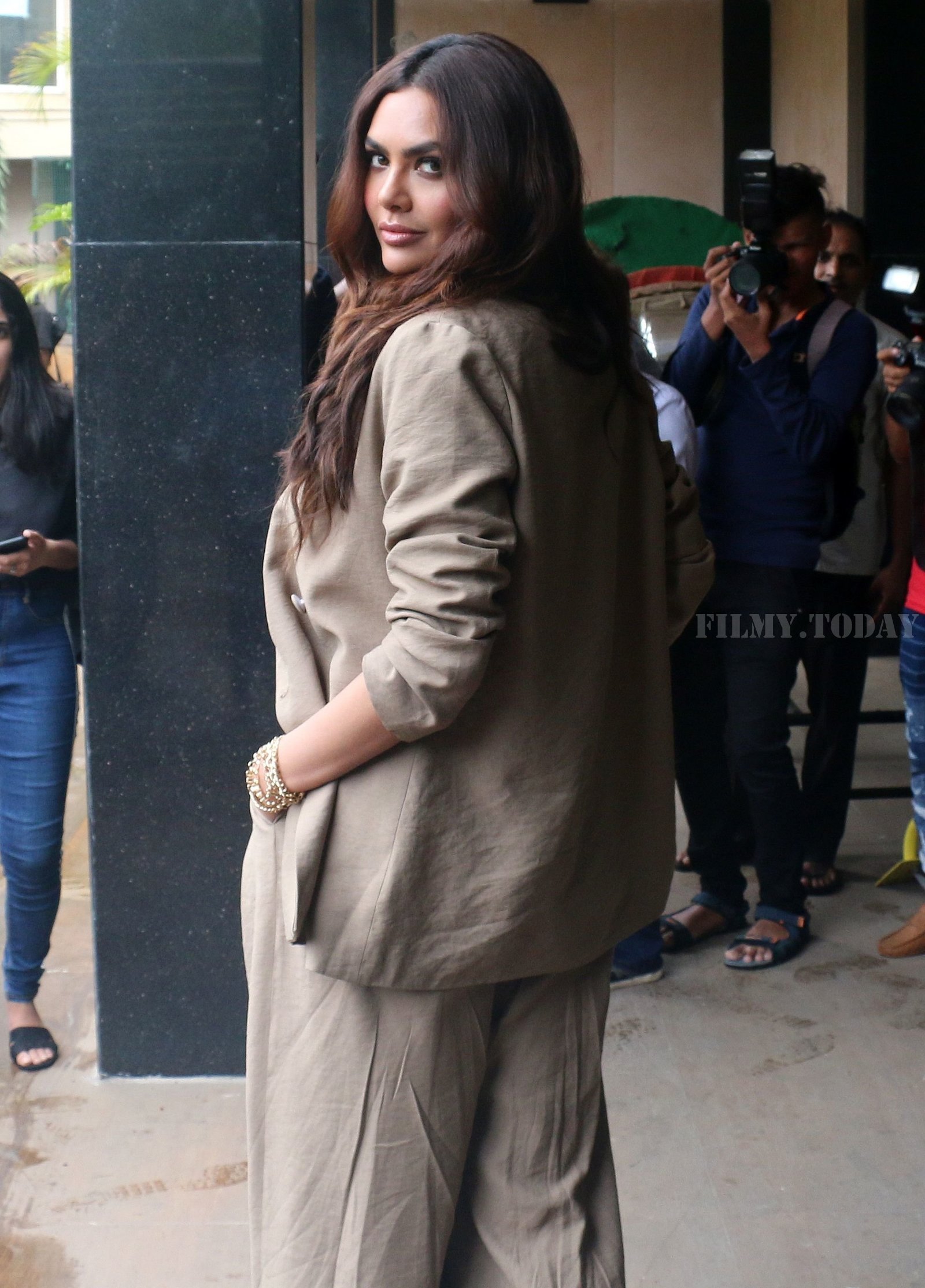 Photos: Esha Gupta Interacts Media For The Film One Day | Picture 1658384