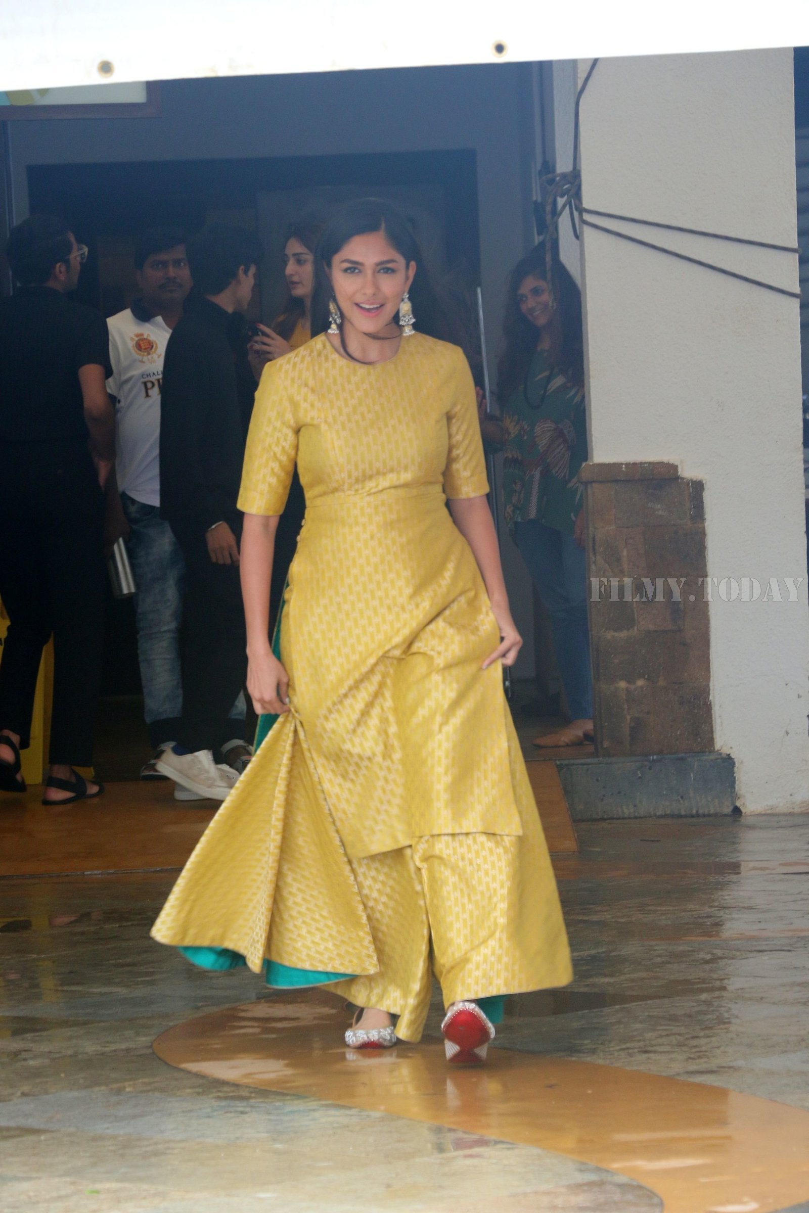 Mrunal Thakur - Photos: Promotions Of Film Super 30 At Sun N Sand In Juhu | Picture 1658388