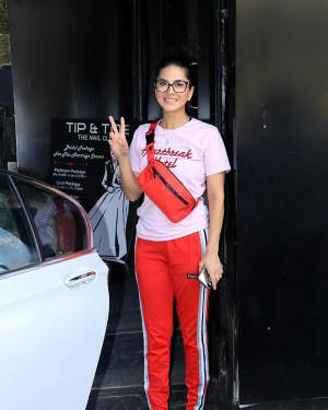 Photos: Sunny Leone Spotted at Juhu | Picture 1630696