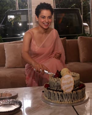 Photos: Kangana Ranaut Celebrates Her Birthday at Bandra Residence | Picture 1637237