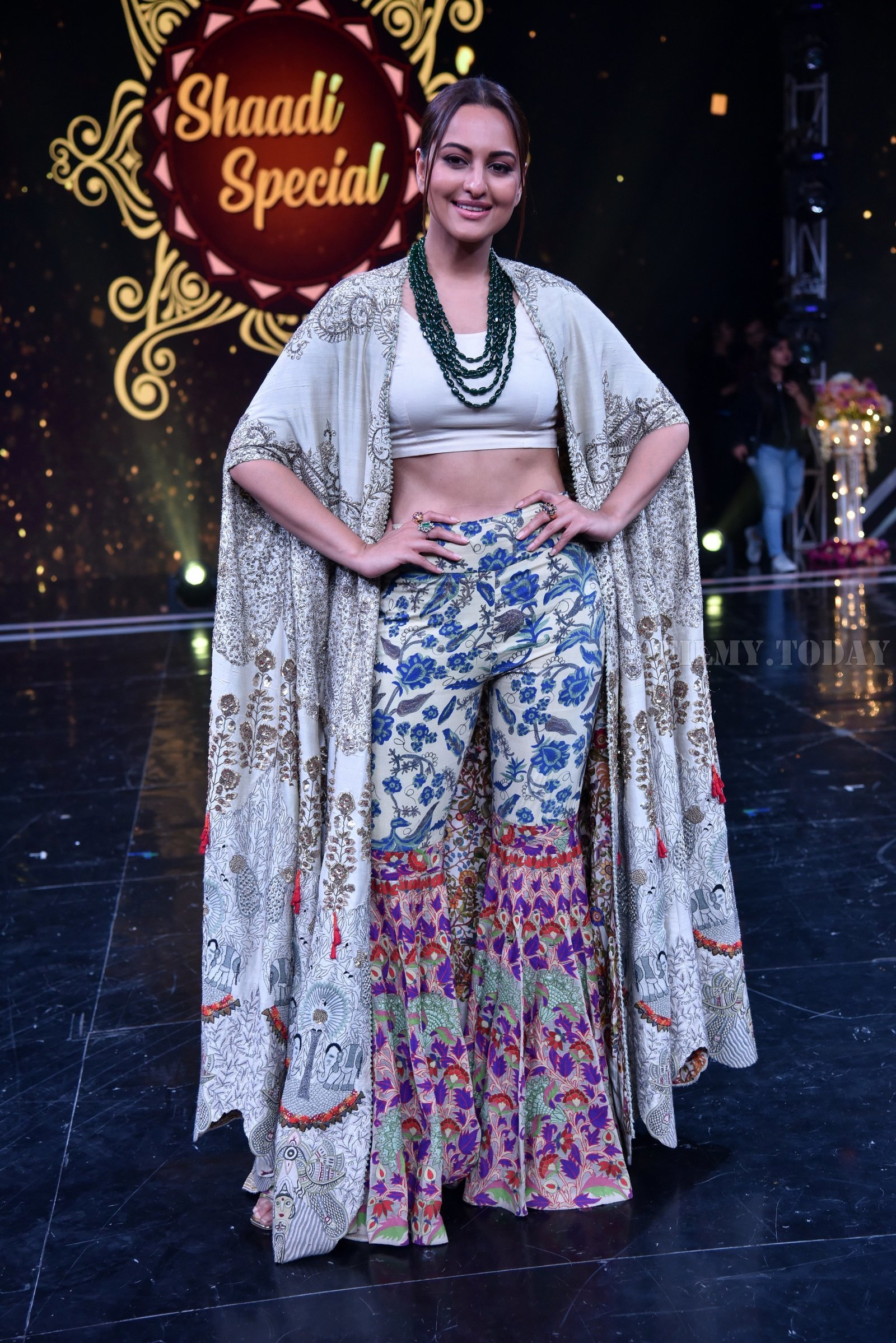 Sonakshi Sinha - Photos: Promotion Of Film Kalank on the sets of Super Dancers Chapter 3 | Picture 1638814