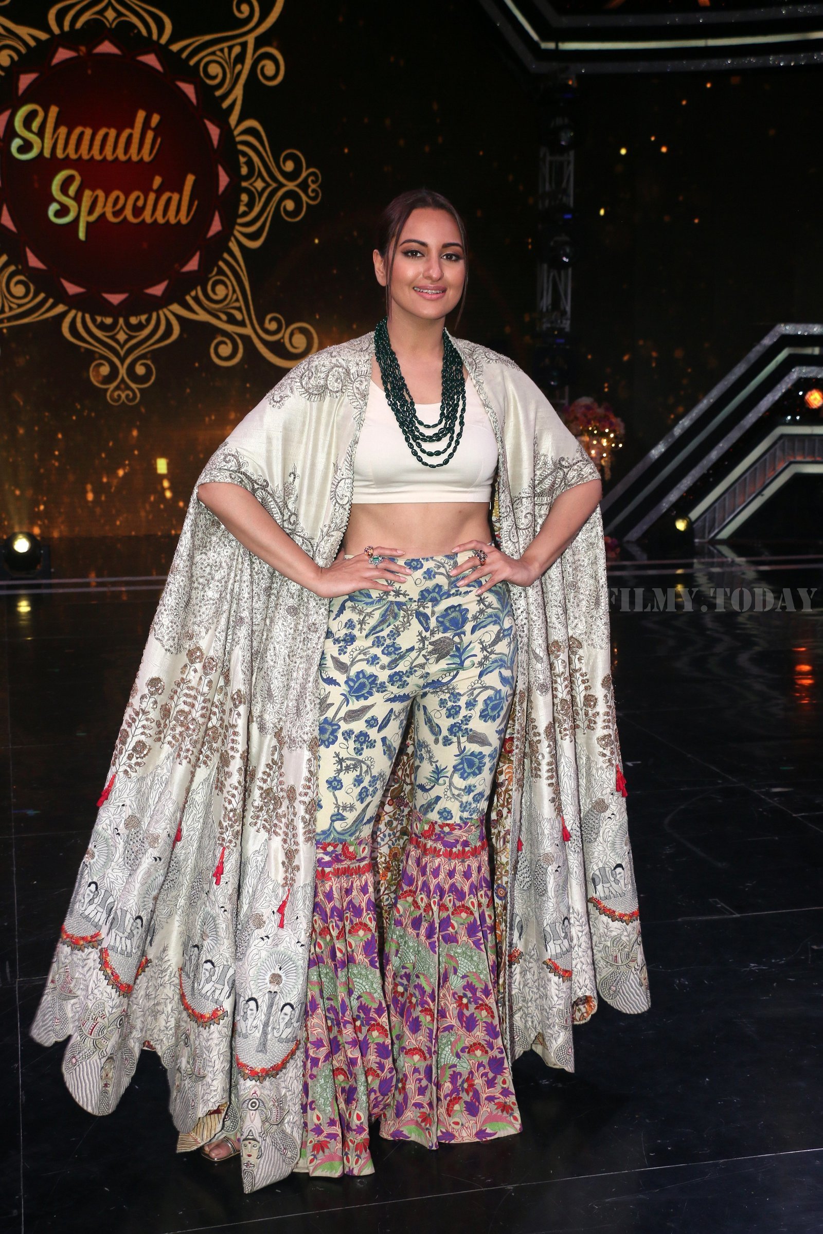 Sonakshi Sinha - Photos: Promotion Of Film Kalank on the sets of Super Dancers Chapter 3 | Picture 1638862