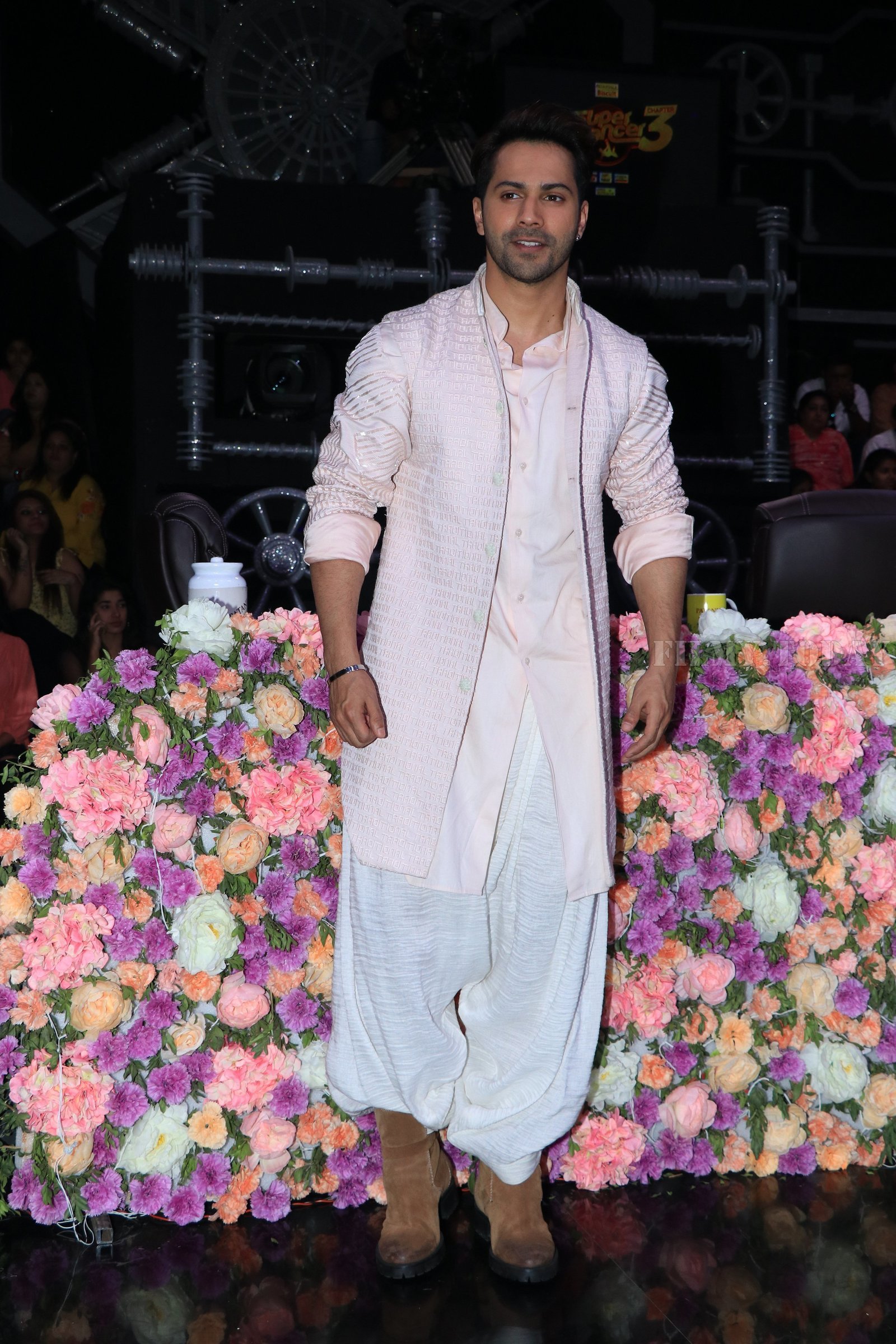 Varun Dhawan - Photos: Promotion Of Film Kalank on the sets of Super Dancers Chapter 3 | Picture 1638827